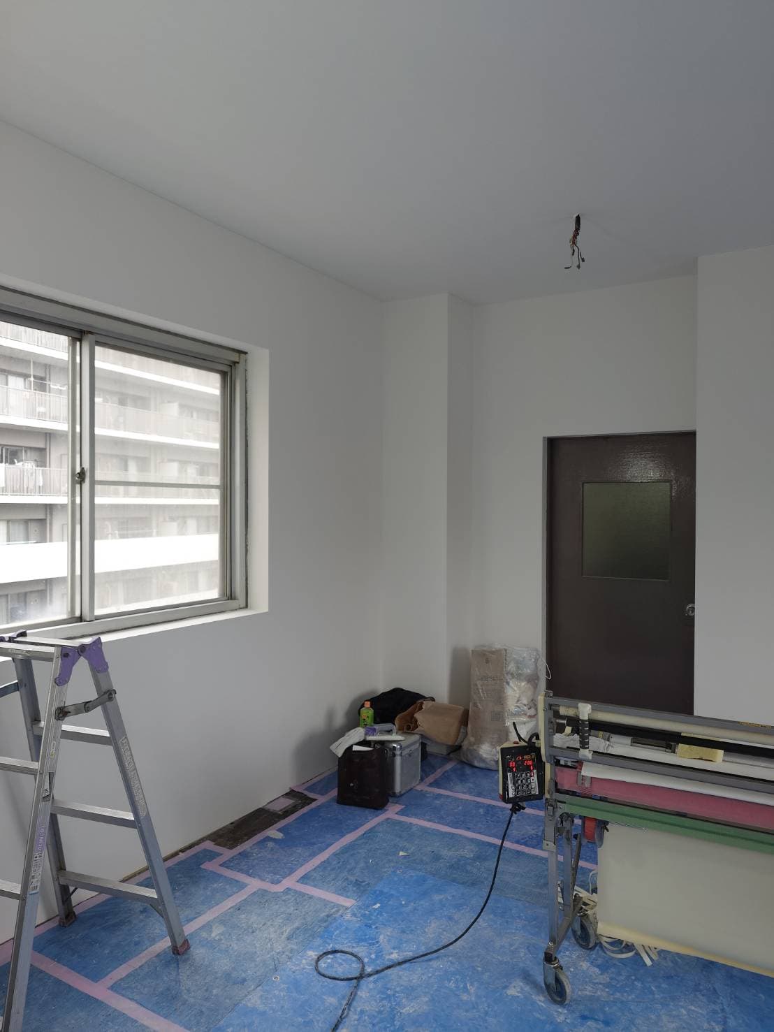 クロス工事とは？仕上がりを左右する下地処理の重要性と施工手順を徹底解説